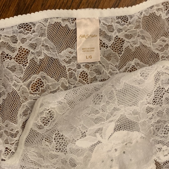 NWT. Two piece silk and satin srt - Picture 3 of 6